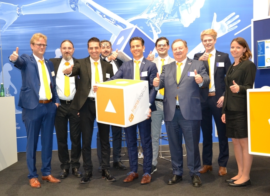 Gruppenfoto vom InfPro Team beim Messestand auf der transport logistic in München